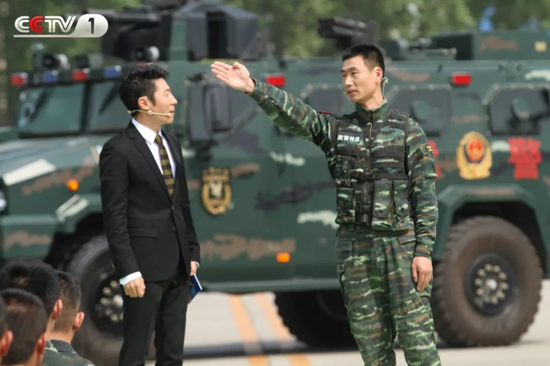 *击狙**“王中王”是怎样练成的？今晚十点半档，听*警武**猎鹰突击队特战三大队大队长王占军“开讲”！