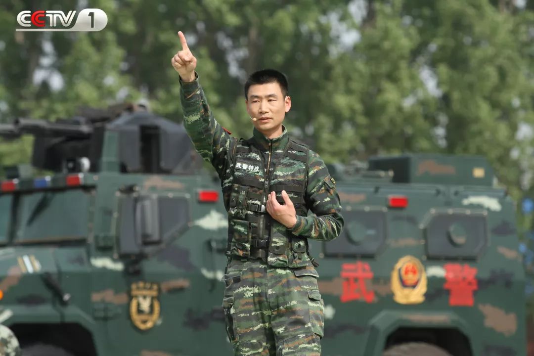 *击狙**“王中王”是怎样练成的？今晚十点半档，听*警武**猎鹰突击队特战三大队大队长王占军“开讲”！