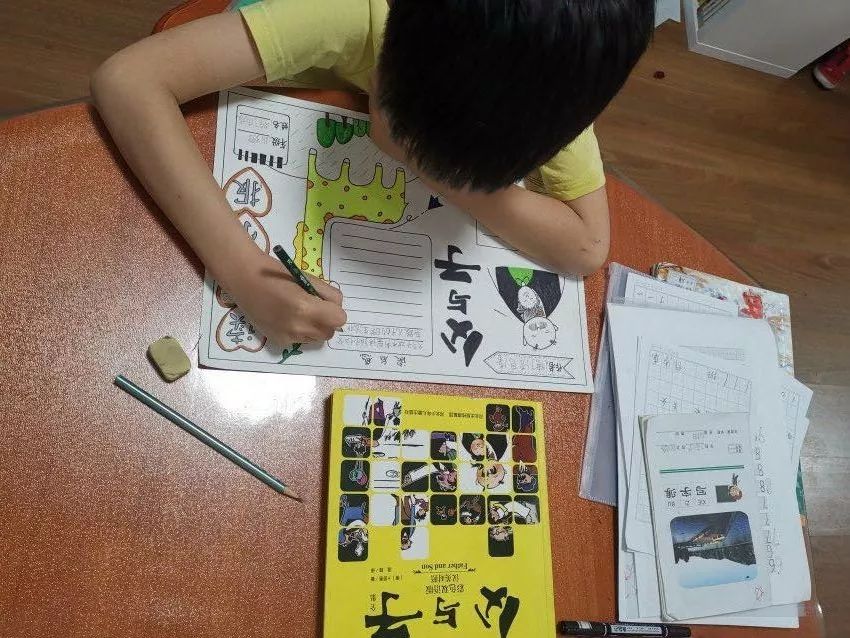 品味翰墨文香,记录阅读时光——丁荷111班阅读小报