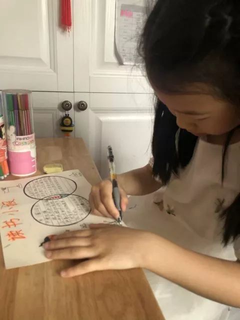 品味翰墨文香，记录阅读时光——丁荷111班阅读小报