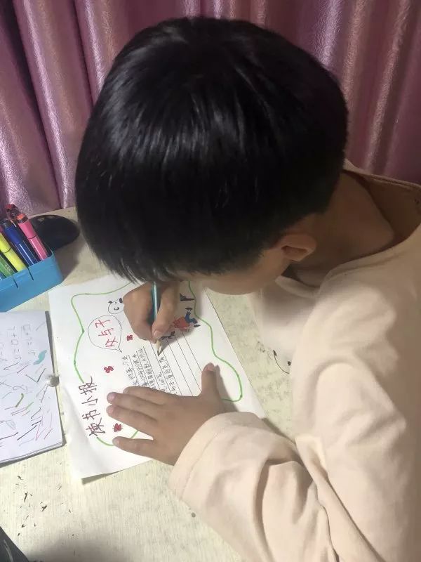 品味翰墨文香，记录阅读时光——丁荷111班阅读小报