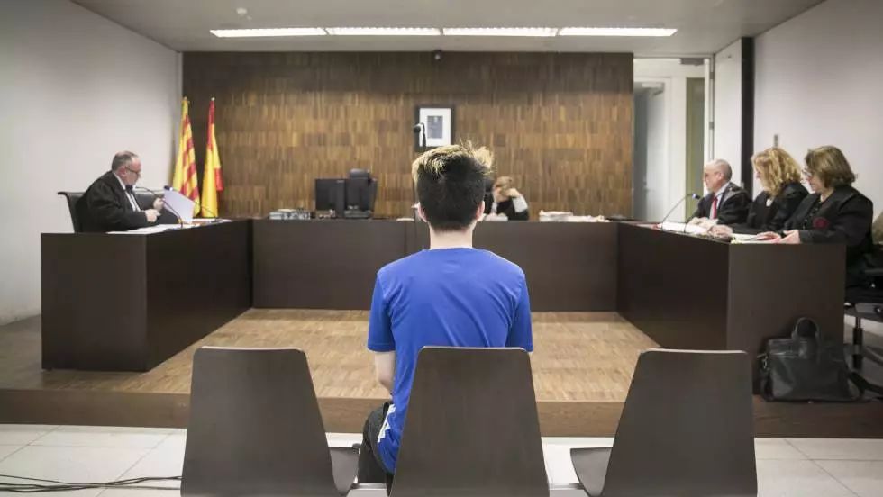 用牙膏夹心饼干戏弄乞丐博点击华裔网红法庭上声称“闹着玩”