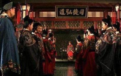 皇帝在上朝的时候是跪着还是坐着,清朝的大臣真的都是跪着上朝的吗