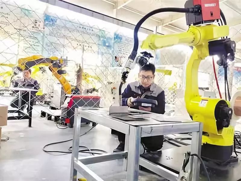 《河北日报》头版丨“智”“光”并举迭代前行!沧州智能制造装备产业发展调查