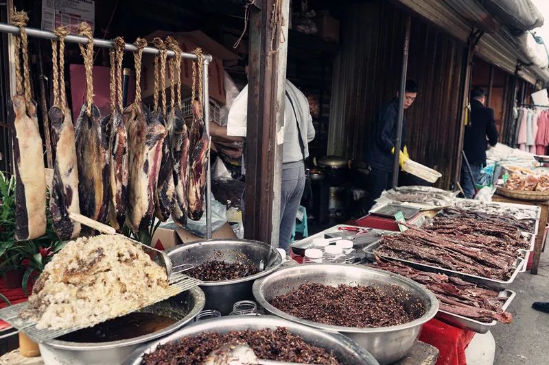 从丽江到茨中：菜场买恶魔果实、修道院酿酒士、高原油泼面……开启了无数的第一次|香格里拉环线（上）