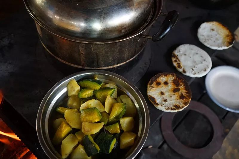 从丽江到茨中：菜场买恶魔果实、修道院酿酒士、高原油泼面……开启了无数的第一次|香格里拉环线（上）