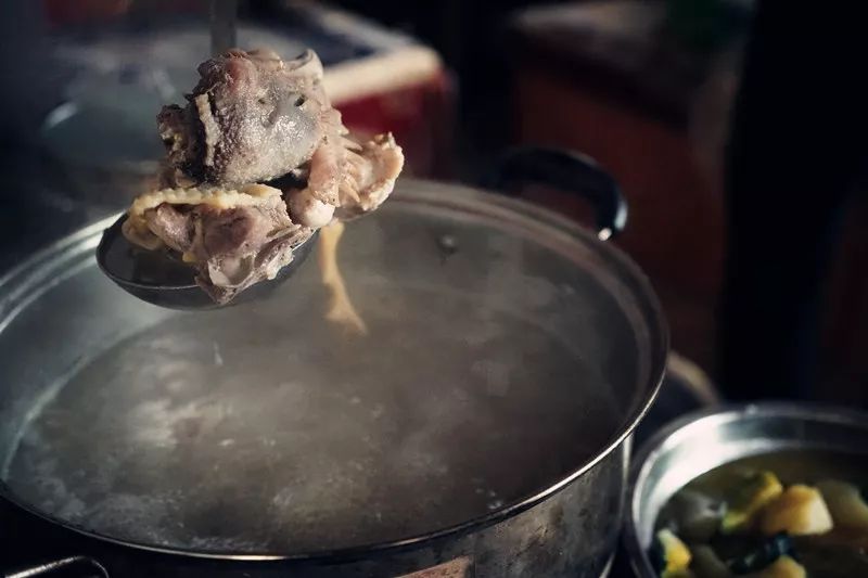 从丽江到茨中：菜场买恶魔果实、修道院酿酒士、高原油泼面……开启了无数的第一次|香格里拉环线（上）