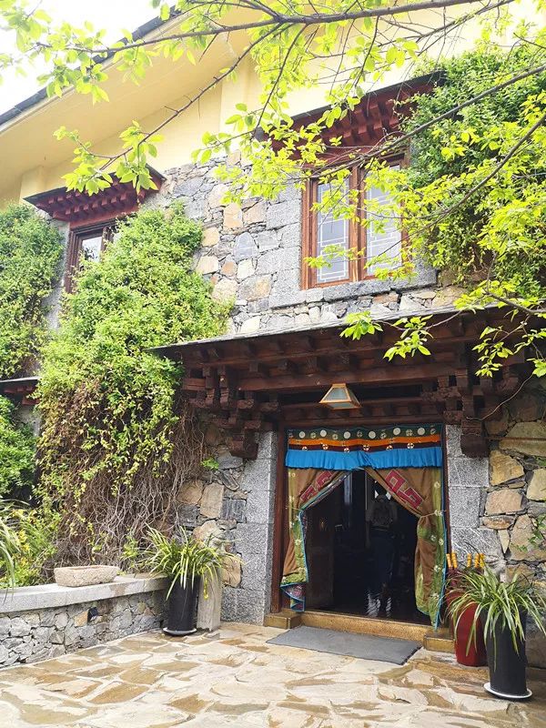 从丽江到茨中：菜场买恶魔果实、修道院酿酒士、高原油泼面……开启了无数的第一次|香格里拉环线（上）