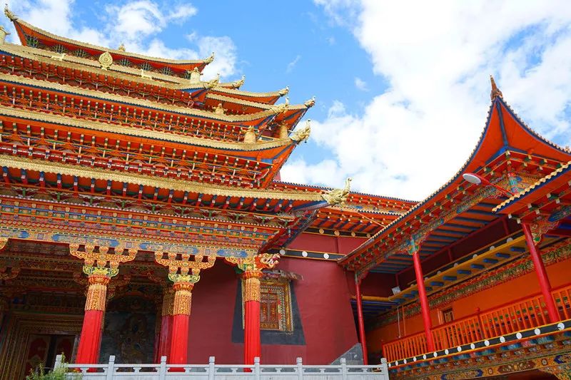 从丽江到茨中：菜场买恶魔果实、修道院酿酒士、高原油泼面……开启了无数的第一次|香格里拉环线（上）