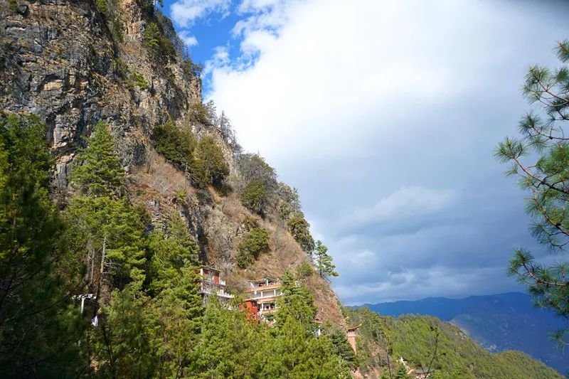 从丽江到茨中：菜场买恶魔果实、修道院酿酒士、高原油泼面……开启了无数的第一次|香格里拉环线（上）