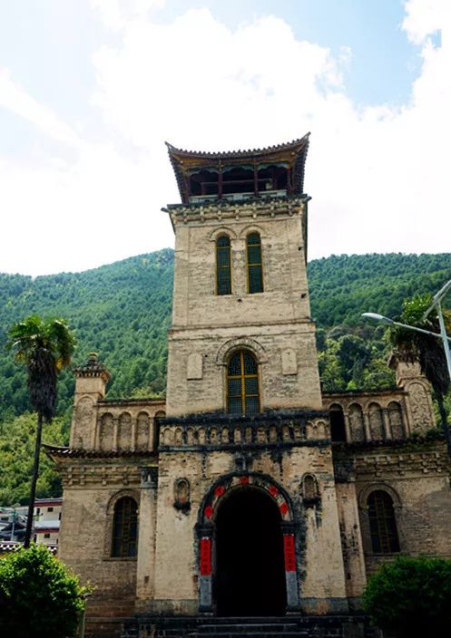 从丽江到茨中：菜场买恶魔果实、修道院酿酒士、高原油泼面……开启了无数的第一次|香格里拉环线（上）