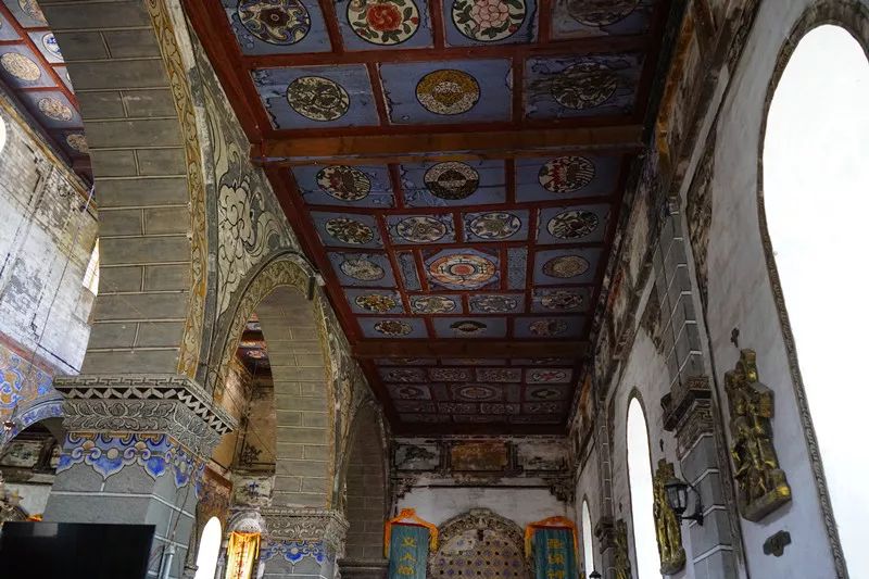 从丽江到茨中：菜场买恶魔果实、修道院酿酒士、高原油泼面……开启了无数的第一次|香格里拉环线（上）