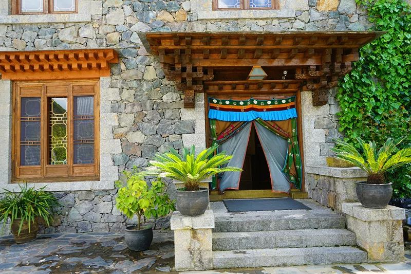 从丽江到茨中：菜场买恶魔果实、修道院酿酒士、高原油泼面……开启了无数的第一次|香格里拉环线（上）