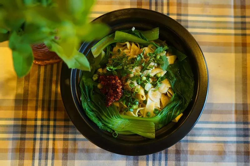 从丽江到茨中：菜场买恶魔果实、修道院酿酒士、高原油泼面……开启了无数的第一次|香格里拉环线（上）