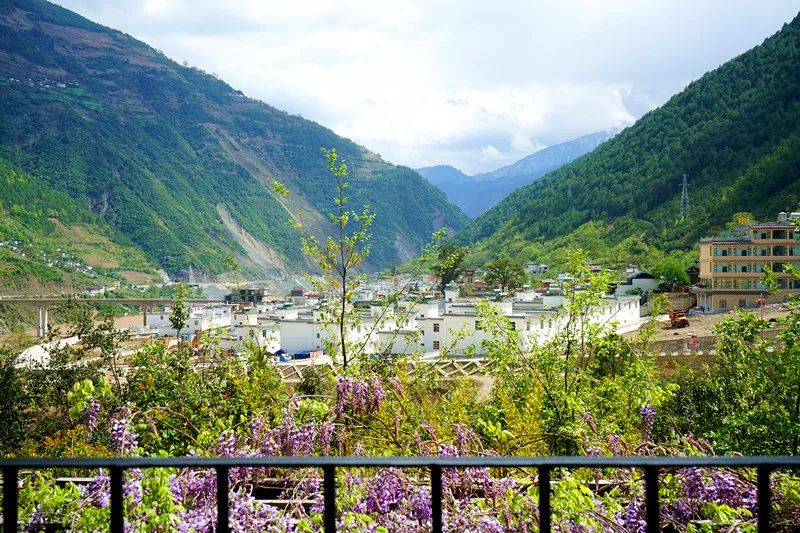 从丽江到茨中：菜场买恶魔果实、修道院酿酒士、高原油泼面……开启了无数的第一次|香格里拉环线（上）