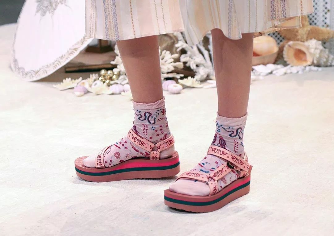 今年夏天这几款凉鞋真的美哭了,这个夏天让你美炸的凉鞋