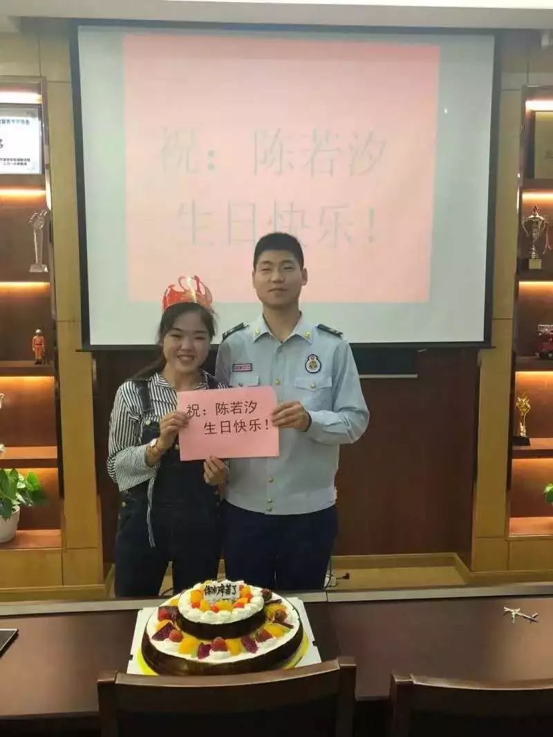 热泪盈眶!16名“蓝朋友”集体为这位四川姑娘庆生!