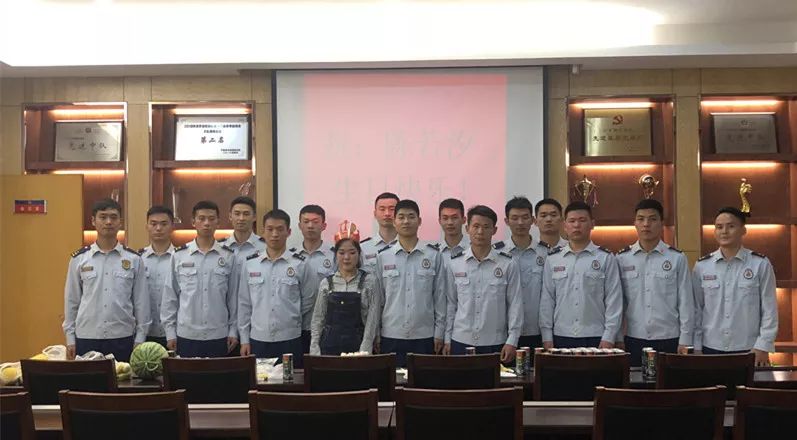 热泪盈眶!16名“蓝朋友”集体为这位四川姑娘庆生!