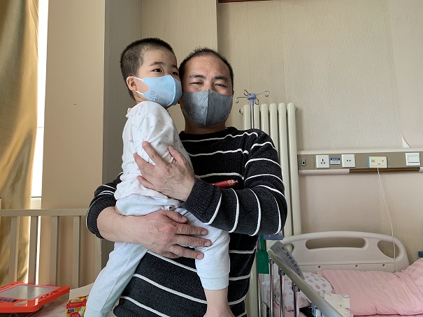 看病报销才知“人命不等价”,有人跪遍乡亲拿脸换钱,有人因为筹款,微信好友从2000人瞬间折半