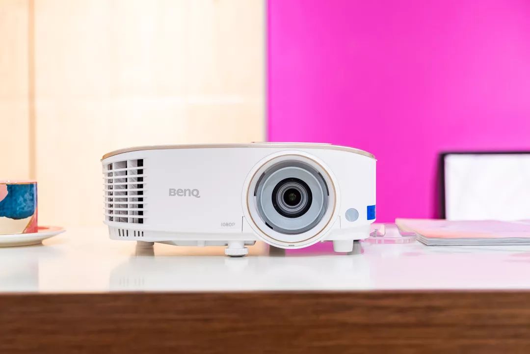 预告：明基新款智能家用色准投影仪，AI智能语音加持，在家打造专业影院在线学习娱乐中心