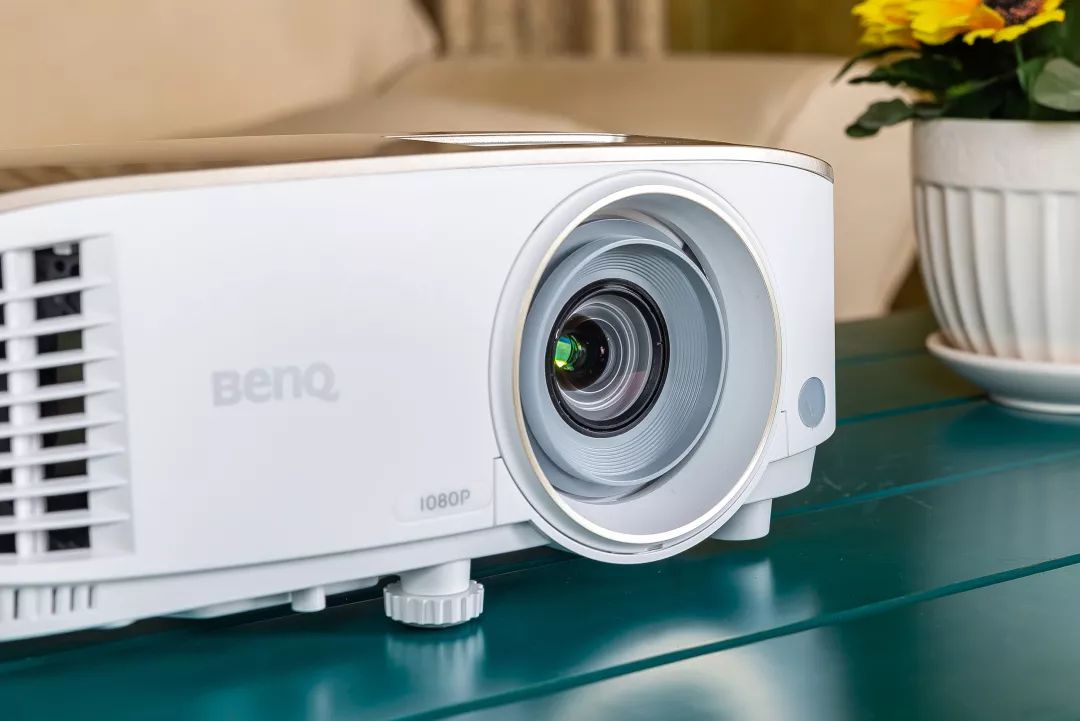 预告：明基新款智能家用色准投影仪，AI智能语音加持，在家打造专业影院在线学习娱乐中心