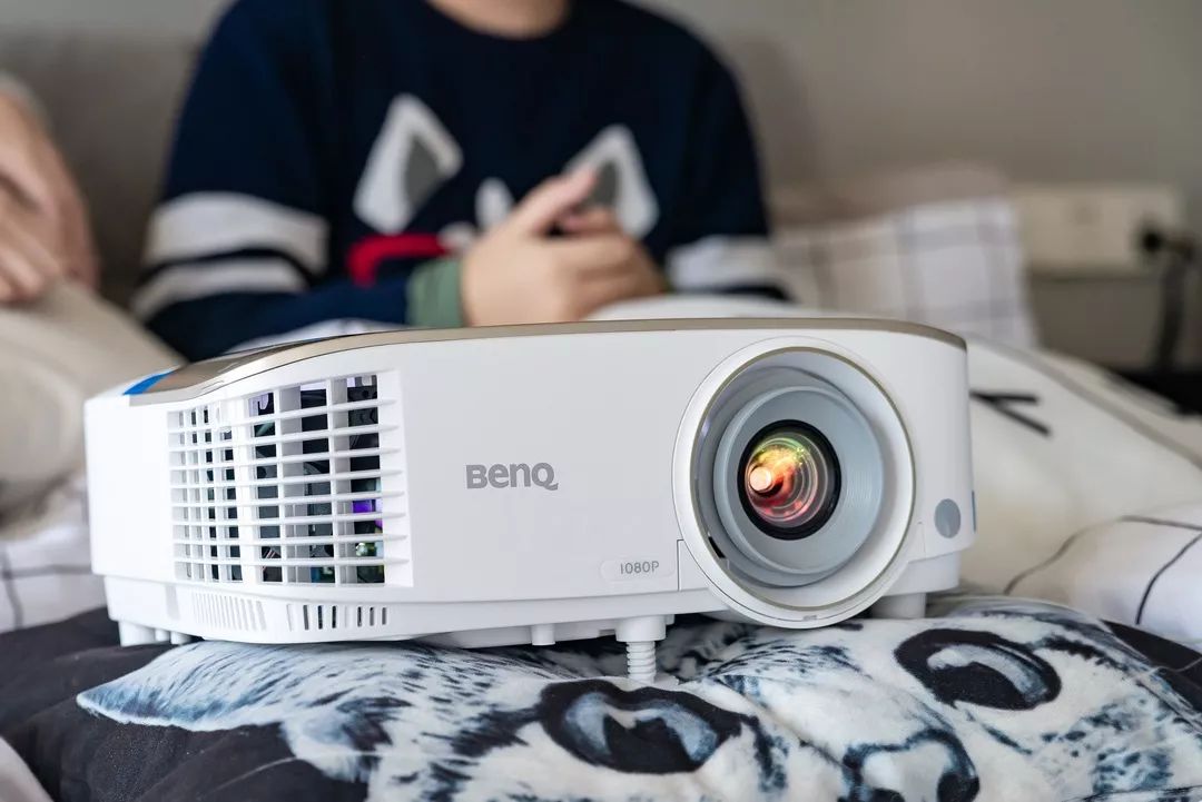 预告：明基新款智能家用色准投影仪，AI智能语音加持，在家打造专业影院在线学习娱乐中心