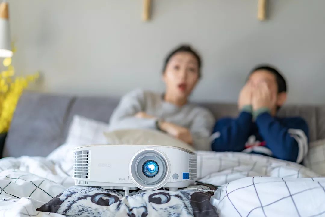 预告：明基新款智能家用色准投影仪，AI智能语音加持，在家打造专业影院在线学习娱乐中心