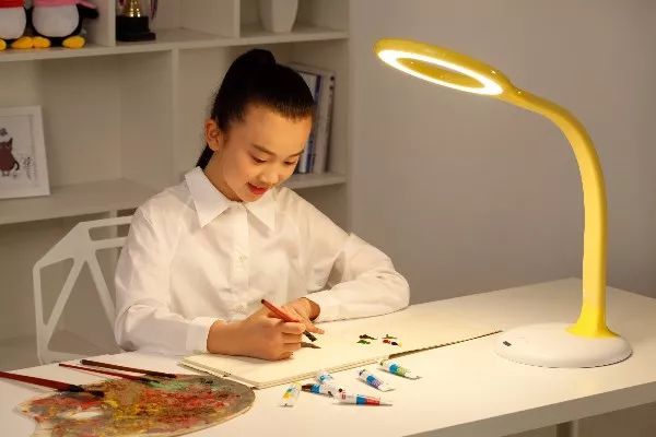 学习区必备|高品质高颜值，高性价比的2平米学习桌，搭配台灯、书包更实惠。