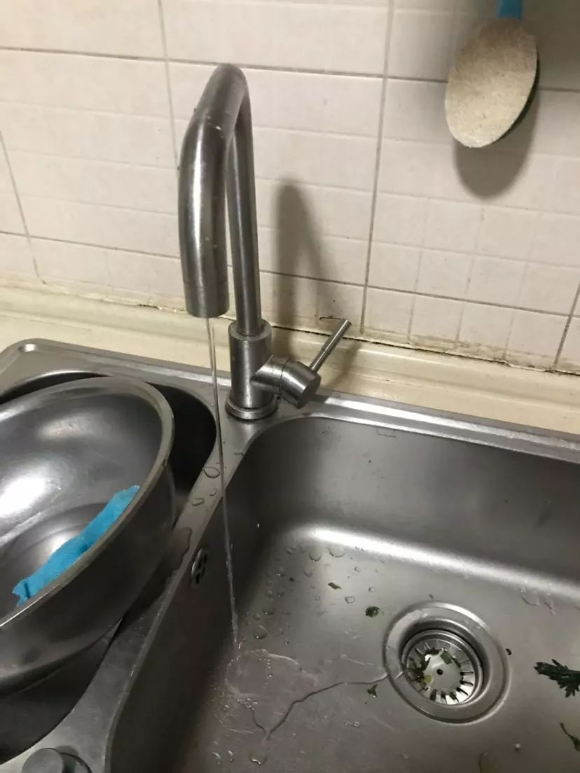 随意停放僵尸车找什么部门处理,僵尸车占道给市民带来不便