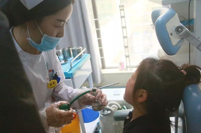 把小珠子塞耳朵里,小孩子淘气把珠子弄在耳朵里