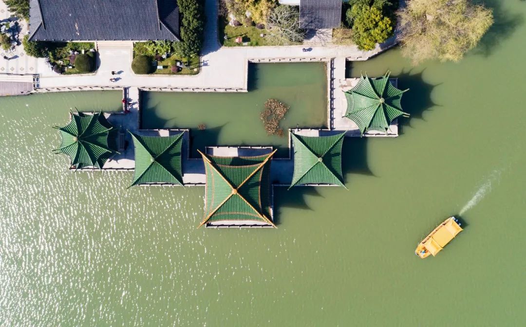 江苏同上海交界一桥之隔,上海苏州一河之隔