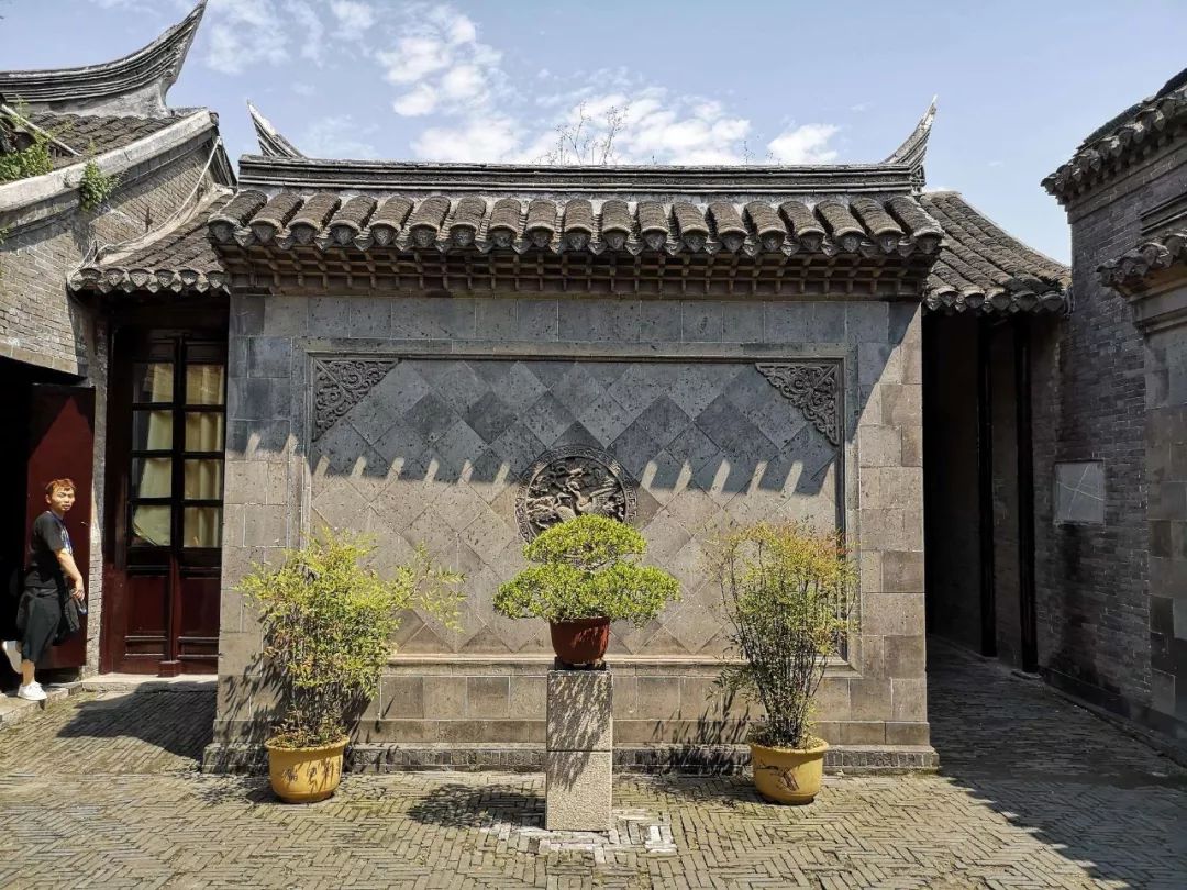 江苏同上海交界一桥之隔,上海苏州一河之隔