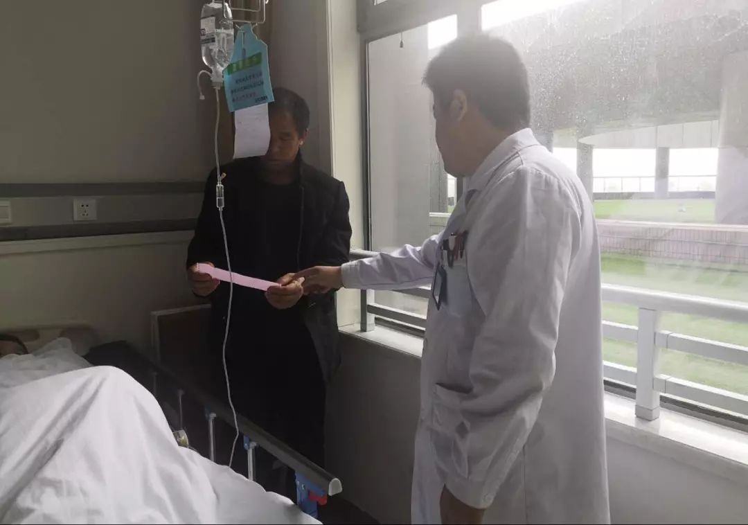 医院医生廉洁行医拒收红包,医生拒收红包彰显高尚医德文章