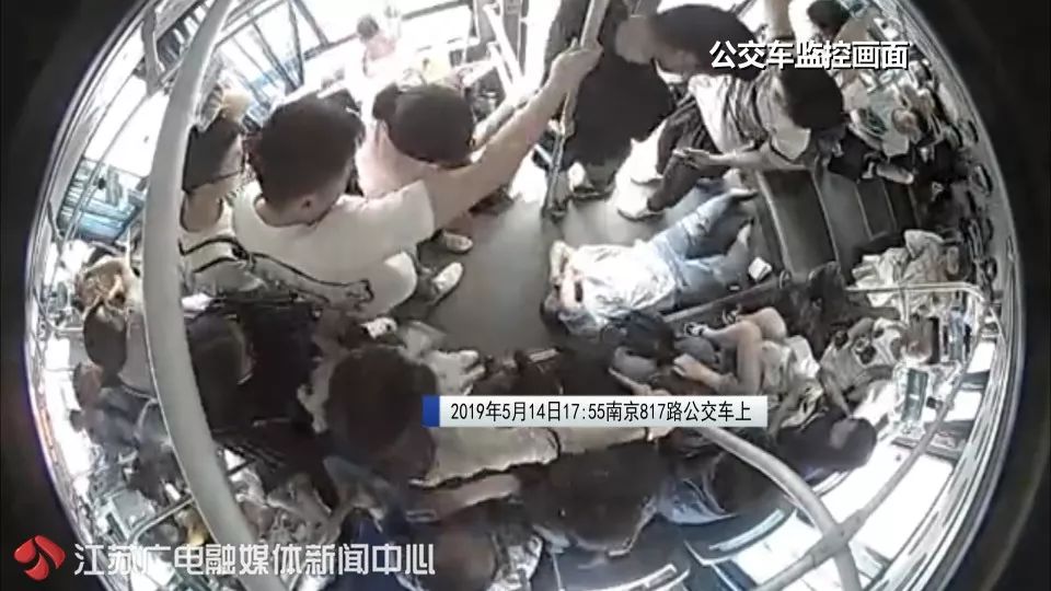 公交司机咬住女乘客脚,男子在公交车上对女乘客动手脚