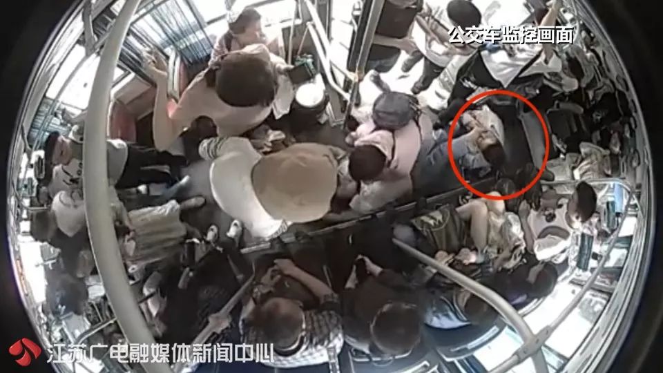 公交司机咬住女乘客脚,男子在公交车上对女乘客动手脚