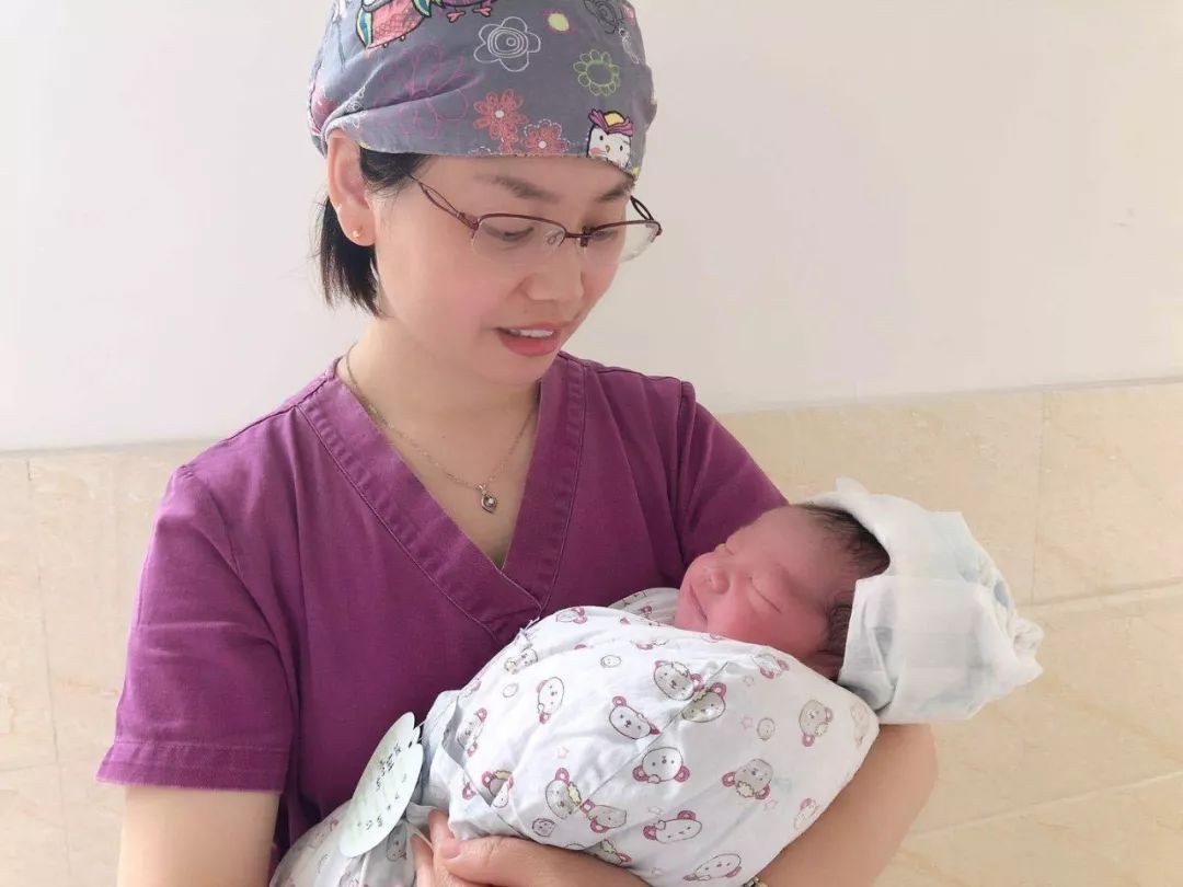 跨越四年，兄弟俩竟同是这位‘石头埠’的助产士接生的……