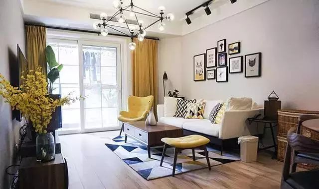 老公在卧室砌了小半堵墙愣是造出一个衣帽间,来人见了都赞不绝口