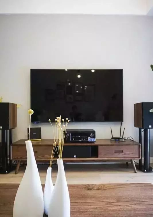 老公在卧室砌了小半堵墙愣是造出一个衣帽间,来人见了都赞不绝口