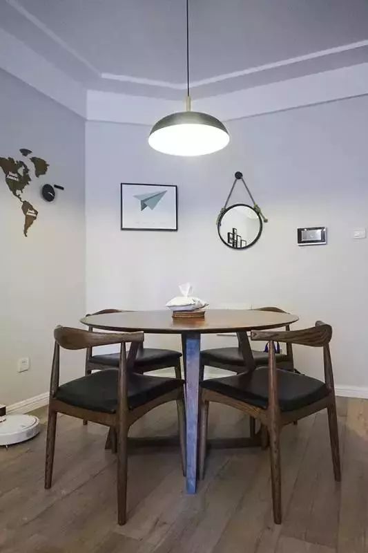 老公在卧室砌了小半堵墙愣是造出一个衣帽间,来人见了都赞不绝口