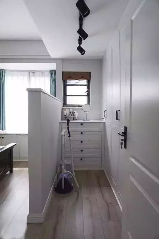 老公在卧室砌了小半堵墙愣是造出一个衣帽间,来人见了都赞不绝口