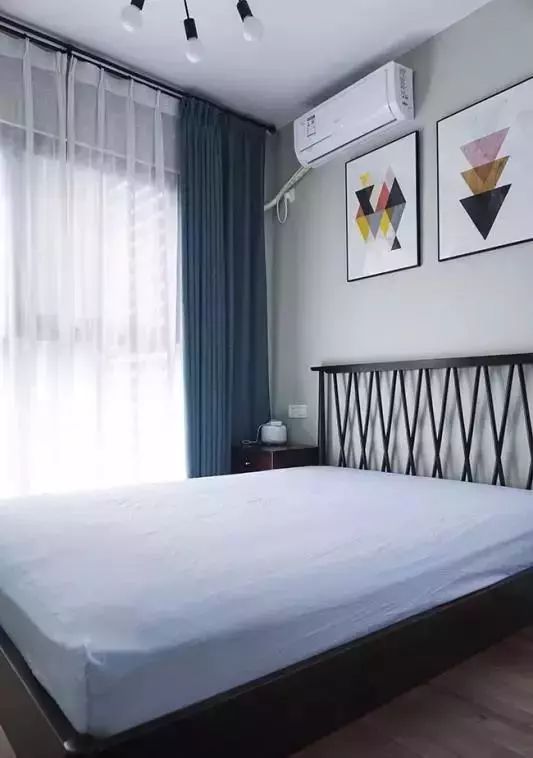 老公在卧室砌了小半堵墙愣是造出一个衣帽间,来人见了都赞不绝口