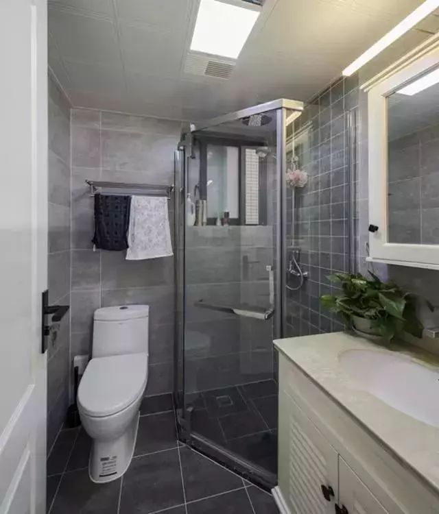 老公在卧室砌了小半堵墙愣是造出一个衣帽间,来人见了都赞不绝口