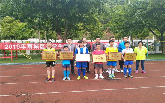 和龙中心校卫冕雨城区小学生“萌芽杯”足球锦标赛冠军