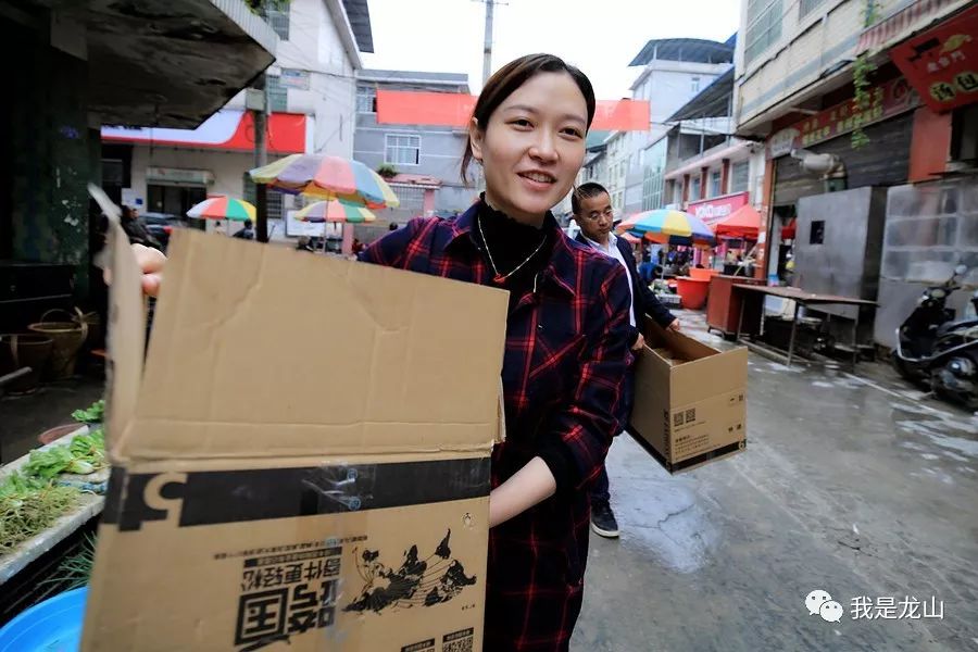 “卖蘑菇的女博士”“人民的好队长”，靛房人为何这样称呼他们？