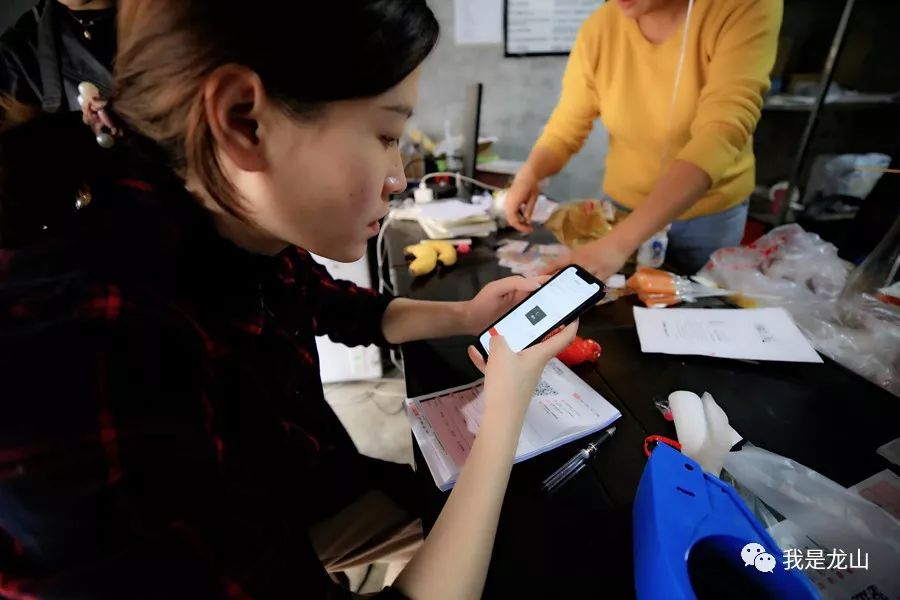 “卖蘑菇的女博士”“人民的好队长”，靛房人为何这样称呼他们？