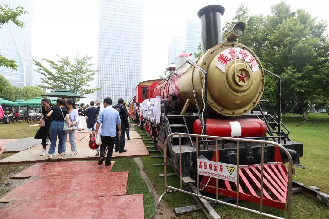 人从众上海外滩人山人海,人从众人山人海