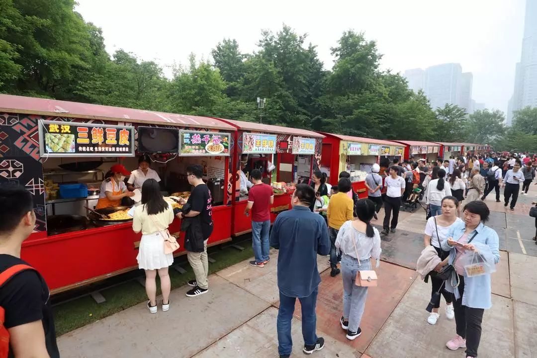 人从众上海外滩人山人海,人从众人山人海