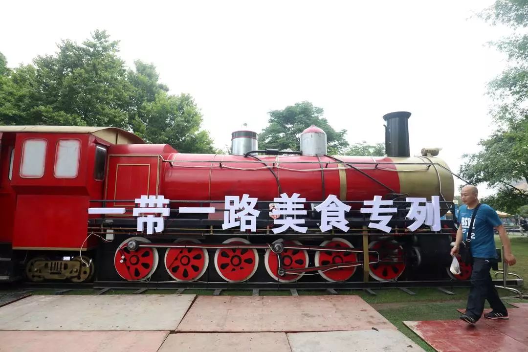 人从众上海外滩人山人海,人从众人山人海