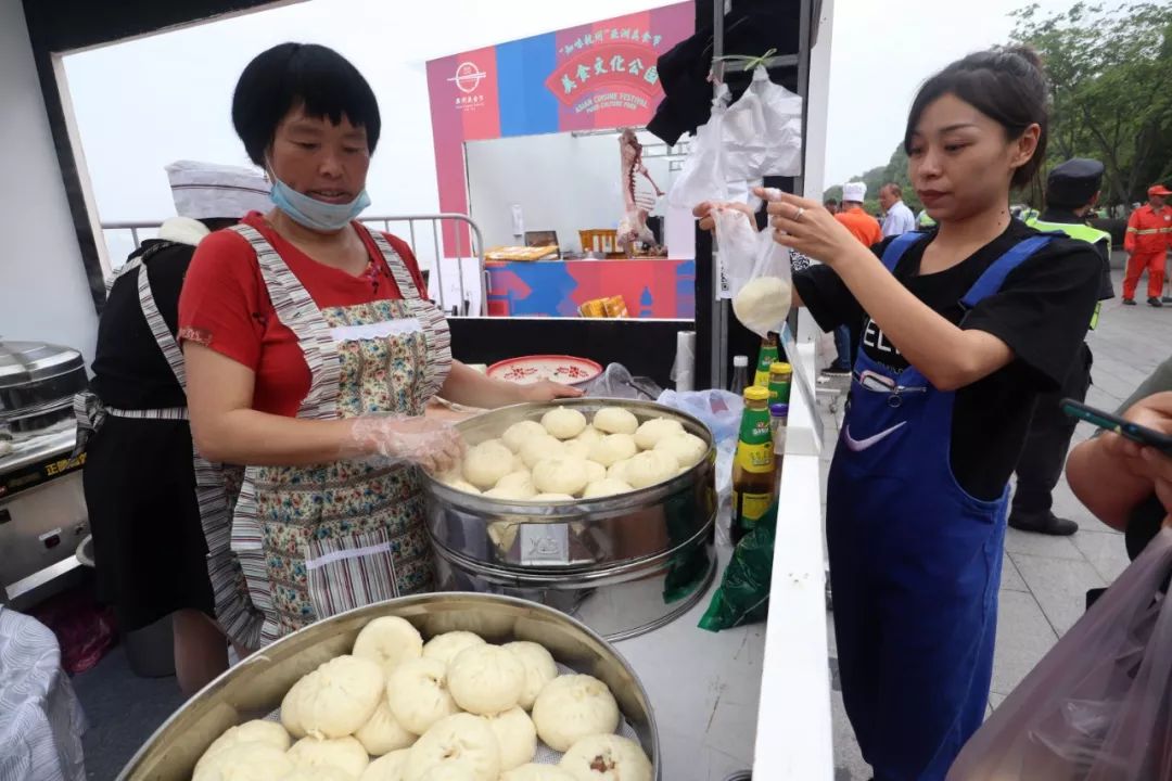 人从众上海外滩人山人海,人从众人山人海