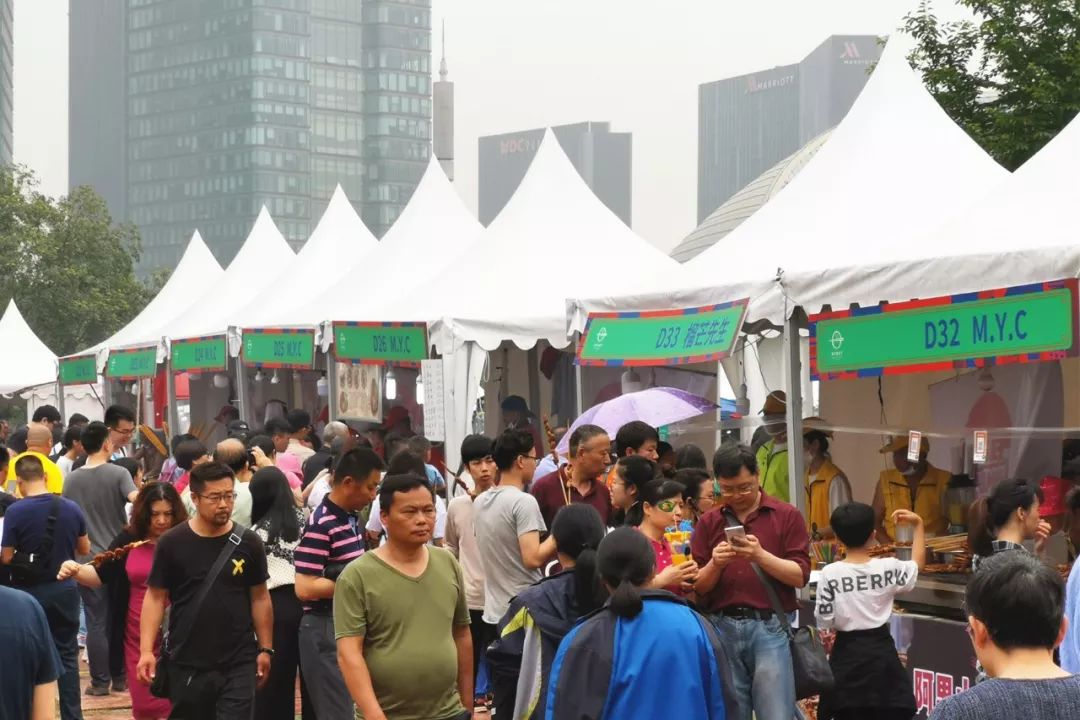 人从众上海外滩人山人海,人从众人山人海